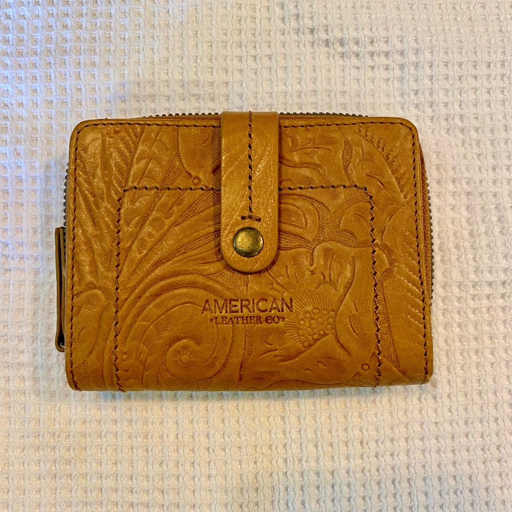NWOT American Leather Co Colorado Bifold Wallet Tooled Caffe Latte Lt Brown